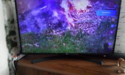 LG 43UJ635V - Przebarwiony obraz duże rozlane niebieskie przebarwienia