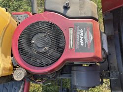 Silnik traktorka ogrodowego Husqvarna Briggs &amp; Stratton 15HP sfotografowany z góry, z widoczną czerwono-czarną obudową.