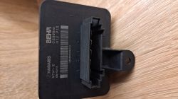 Rezystor dmuchawy Behr leży na drewnianej powierzchni