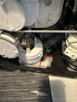 Część wewnętrzna zmywarki Whirlpool ADG 689 IX z zaznaczoną, potencjalnie uszkodzoną częścią.