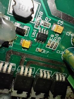 Zbliżenie na płytkę drukowaną z układami scalonymi i elementami elektronicznymi.