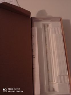 Lampa ewakuacyjna LED w pudełku z instrukcją.