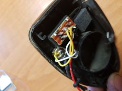 Zbliżenie na wtyczkę mikrofonu z widocznymi kolorowymi przewodami i płytką obwodu.