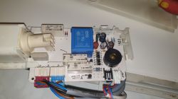 Płytka sterownika z elementami elektronicznymi zamrażarki.
