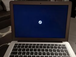 Apple MacBook Air A1466 - Czarny ekran ze znakiem zakazu
