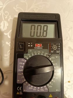 Multimetr cyfrowy Mastech M3900 z wyświetlaczem pokazującym wartość 0.08.