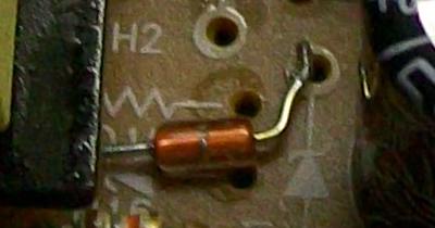 Co to za element? Obudowa podobna do szklanej diody. Co to za element? Obudowa podobna do szklanej diody.