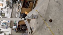 Trzyłopatowe śmigło turbiny zamontowane w warsztacie, ustawione poziomo na wiadrze.
