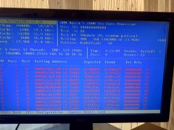Zrzut ekranu testu pamięci Memtest86 z błędami pamięci RAM.