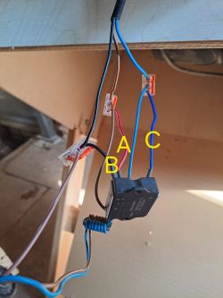 Zbliżenie na połączenia elektryczne z identyfikowanymi przewodami.