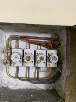 [Zabezpieczenia przedlicznikowe] Kto odpowiada za instalację w bloku i mieszkaniu?