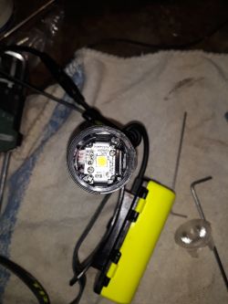 Lampa rowerowa knog pwr - sposób demontażu obudowy