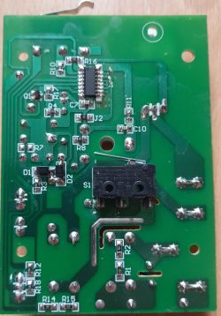 Płytka drukowana z elementami elektronicznymi i włącznikiem.