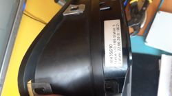 Zdjęcie czarnego elementu elektronicznego z etykietą zawierającą numer i datę.