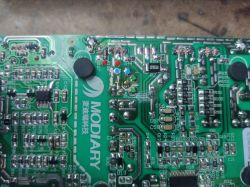 Płyta PCB z napisem MODIARY i wieloma elementami elektronicznymi