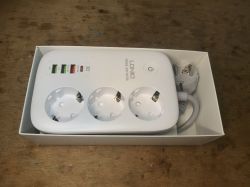 LDNIO SEW3452 Power Strip with USB White power strip with three electrical sockets and four USB ports in a box.