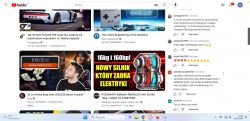 Zrzut ekranu z YouTube z widocznym nienaturalnym układem strony, gdzie filmy są po lewej, a komentarze po prawej.