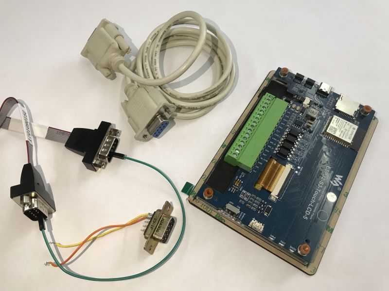 Płytka elektroniki z listwą zaciskową i kilkoma przewodami oraz kablami złącz D‑Sub na białym tle