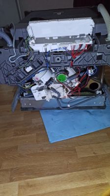Innenraum eines Zanussi-Geschirrspülers Modell ZDT26040FA mit sichtbaren Kabeln und Komponenten.