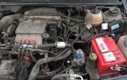 Silnik samochodowy Volkswagen 1.6 w komorze silnika.