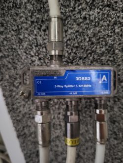 Trójnik do kabla telewizyjnego z trzema wyjściami