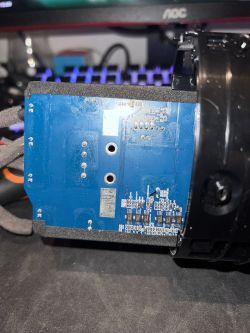Zbliżenie na płytkę drukowaną głośnika JBL Xtreme 3.