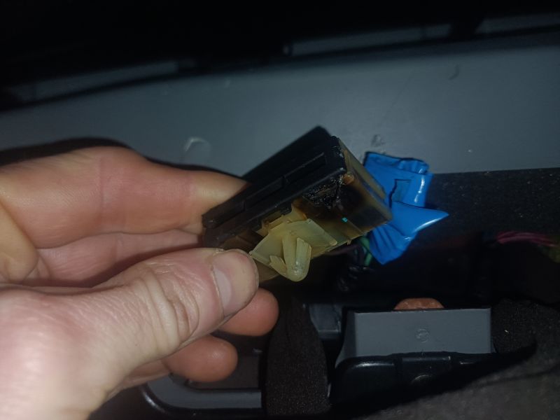 Do czego służą kostki w Chevrolet Lacetti (J200) przy zegarach?