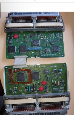Dwie płytki drukowane ECU z widocznym układem EEPROM i złączami pinowymi