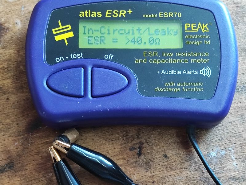 Miernik ESR pokazujący wynik powyżej 40 omów