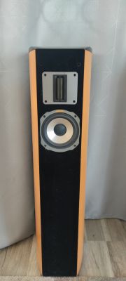 Kolumna głośnikowa Quadral Aurum 5 z głośnikiem średniotonowym i wstęgowym.