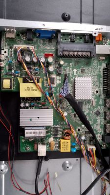 Zdjęcie wnętrza telewizora Manta LED4202 z widocznymi elementami elektronicznymi na płytce głównej.