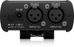 Tylny panel urządzenia audio z dwoma wejściami XLR i złączem zasilania