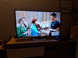 Telewizor Sony KDL 47W807A pokazujący program z trzema osobami.