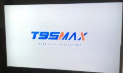 Ekran powitalny przystawki TV T95MAX z napisem „T95MAX make your colorful life” na białym tle.