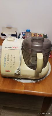 Stary robot kuchenny MPM Kasia z uszkodzoną wtyczką na drewnianym stole