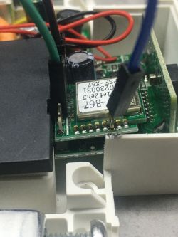 Widok wnętrza modułu EARU z układem ESP8285 i przewodami podłączonymi do płyty.