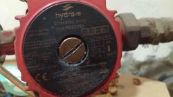 Cyrkulacyjna pompa wodna hydro-s typu RS25/6EA z widoczną tabliczką znamionową