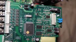 Jak podłączyć silnik AC 3 fazy do falownika RM5T bez płytki sterującej?