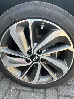 Zdjęcie opony samochodowej marki Goodyear z pęknięciem na boku.