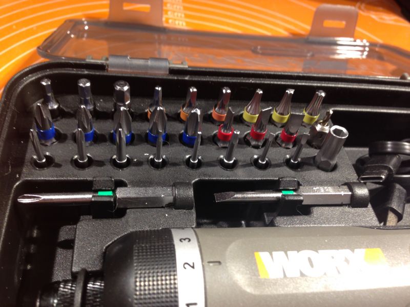 Zestaw wkrętaka elektrycznego WORX z różnymi bitami i akcesoriami.