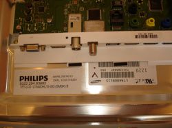 Fragment tyłu telewizora Philips z widoczną etykietą LTA400HL15.