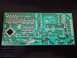 Płytka drukowana z widocznymi ścieżkami i komponentami elektronicznymi.