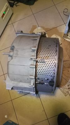 Electrolux EWF10475W - Wyjmowanie bębna z łożysk