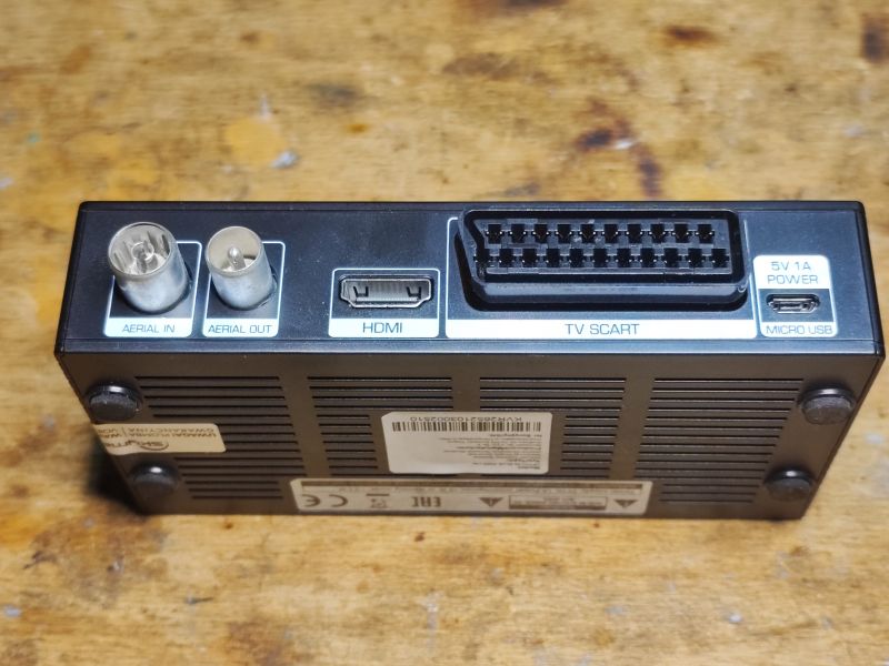 Tylna część dekodera telewizji Opticum Blue R265 Lite ukazująca złącza.