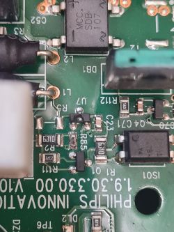 Zbliżenie na płytę główną ekspresu Philips z oznaczeniami i uszkodzonym układem U7.