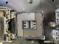 Zbliżenie na gniazdo procesora płyty głównej GIGABYTE GA-H110-D3A z widocznymi pinami