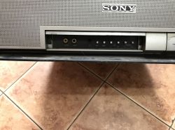 Panel przedni telewizora Sony Trinitron z widocznymi złączami i przyciskami sterującymi