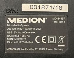 Typenschild eines Medion Audiosystems mit technischen Angaben und Seriennummer.
