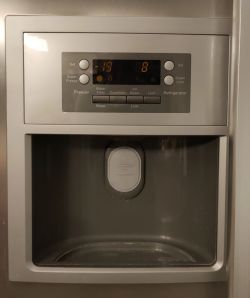 Panel sterowania i dozownik wody w drzwiach lodówki, z wyświetlaczem temperatury