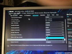 Widok ekranu ustawień UEFI BIOS Utility w trybie zaawansowanym.